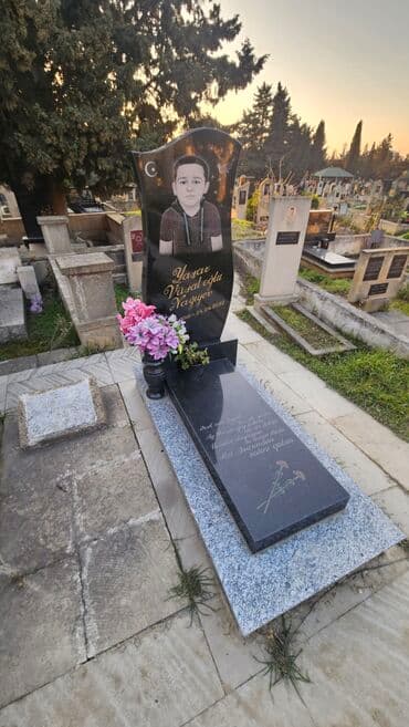 at və eşşəyin cutləşməsi: Heykəllər büstlər — 4