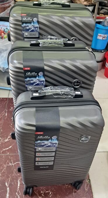 Maskalar, eynəklər: Fərqli ölçülərdə üç ədəd qara rəngli səyahət çantası dəsti. Hər bir — 4