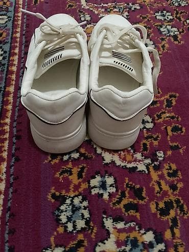 Kişi ayaqqabıları: Ağ rəngli uniseks gündəlik idman ayaqqabısı - Minimalist dizayn — 2