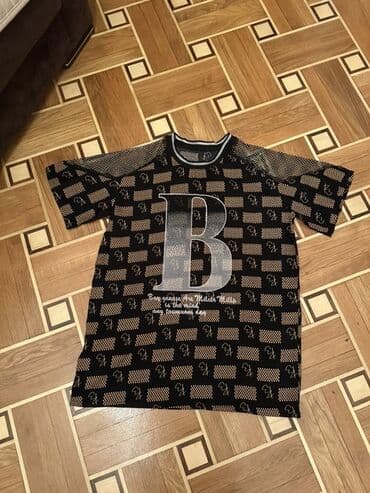 Qara rəngli qısaqol köynək - Üzərində ümumi naxışlı print və mərkəzdə