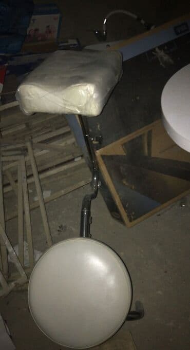 işlənmiş kreslolar: Pedikur ustası üçün oturacaq və daban üçün dirək.İkisi bir yerə — 1