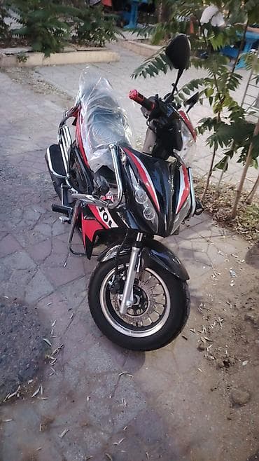 07 sekilleri cekmek: Skuter / moped – sport üslublu gövdə və əlavə qoruyucu relslərlə — 2