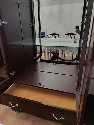 pol taxtasl: Klassik vitrin/dolu bufet - Material: tünd qəhvəyi ağac fakturalı — 2