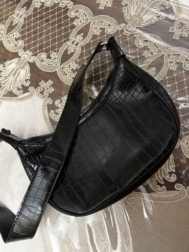 qaşlı çanta: Qara rəngdə, timsah dərisi naxışlı qadın çiyin çantası. Çanta aypara — 2