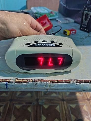 Rəqəmsal saatlı radio (LED ekranlı) - Yuxarı hissədə iri “SNOOZE” — 1