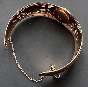 Kəmərlər: Qizil saat,583 eyyar. 24,4qram Temiz qızılının çekisi. Qedimi — 4