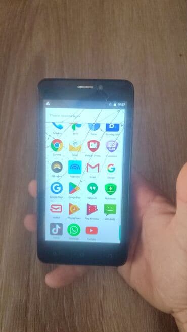 bas qirxan masinlar: Prestigio smartfon - Brend/model: Prestigio (arxa qapaqda loqo və — 2