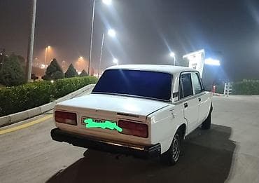 disk r19: VAZ 2107, ağ rəng, 4 qapı, sedan kuzov. Xüsusiyyətlər: - Arxa — 3