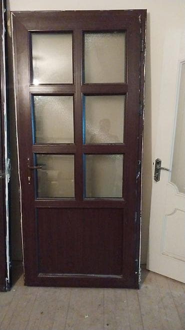 islenmis qapi satiram: Plastik qapı, şüşəli model. - Material: plastik karkas, qəhvəyi — 1