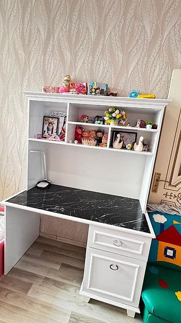 Uşaq/yeniyetmə otağı üçün funksional yazı masası və üst rəf bloku — 2