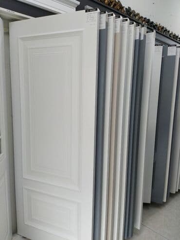 qapi mdf: Ağ rəngli qapı, yuxarı hissəsində iki düzbucaqlı panel, aşağı — 1