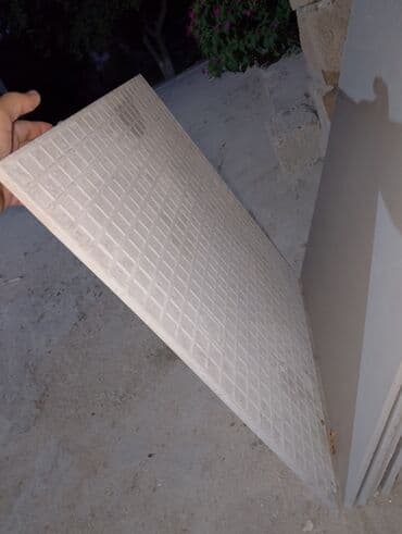 islenmis metlax: Döşəmə üçün istifadə edilən bu kvadrat formalı boz rəngli metlax — 1