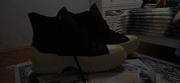 hundur krasofkalar: Qara rəngli yüksək boğaz idman ayaqqabısı işlənilib. az geynilib. - — 2