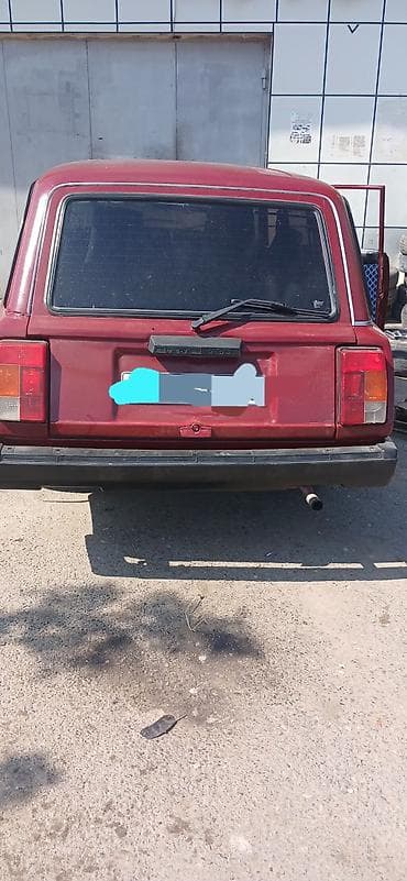VAZ 2104, qırmızı rəng, universal kuzov. Xüsusiyyətlər: - Arxa
