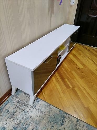 idmana aid sekiller cekmek: Düz TV altlığı, Polkalı, Laminat — 1