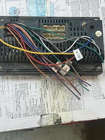 kredit pilus: 2 DIN Android sensor maqnitafon. Naqilləri üstündədir. Ekranda — 2