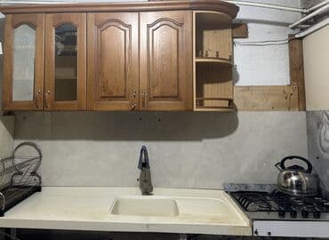 bar şkaf: Mətbəx dəsti 200azn fıstıq ağacındandır.
Stolüstü qaz-80azn - Beko — 1