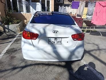 Hyundai Elantra sedan – ağ rəng Xüsusiyyətlər: - Korpus: 4 qapılı — 2