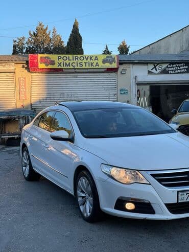 Volkswagen Passat CC – ağ rəngli, zərif 4 qapılı kupe-sedan. Xarici