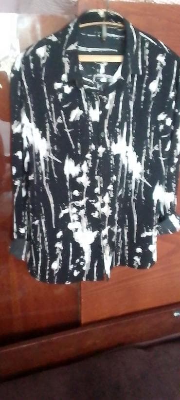 Qara rəngdə, ağ abstrakt naxışlı köynək. - Model: düyməli, uzunqollu