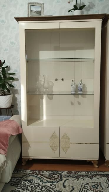 künc rəf: Şüşəli dolab vitrini — 2