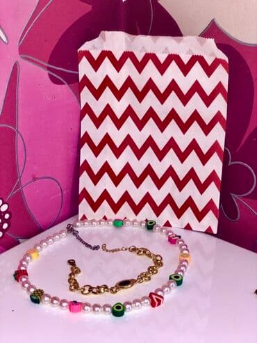 Mirvari boyunbağı müxtəlif meyvə formalı muncuqlarla bəzədilmişdir. Bu