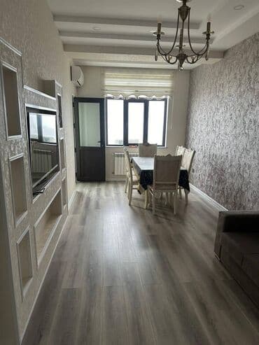 kiraye ev qarayevde: Yeni günəşli,Mərkəzi küçədə,Bazar storenin arxasında,17 — 4