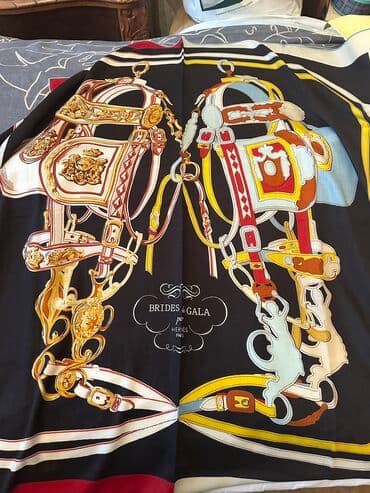 Hermes platok . Eni 130 sm, uzunluq 130 sm. V podarocnoy upakovke lalafo.az -da Hermes platok . Eni 130 sm, uzunluq 130 sm. V podarocnoy upakovke