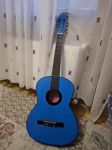 gitara satilir: Mavi klassik gitara - Korpus: parlaq mavi rəngli, ağacdan hazırlanmış — 2