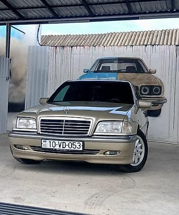 s yan guzguler: Mercedes-Benz C-Sinif sedan - Korpus: 4 qapılı sedan, qızılı/metallik — 9