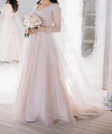 Zərif və eleqant görünüşə sahib, yüngül parçadan tikilmiş gəlinlik