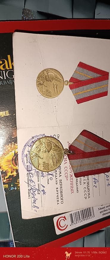 Перчатки: Sovet dövrünə aid orijinal medal və nişanlar dəsti Tərkib: - SSRİ — 2