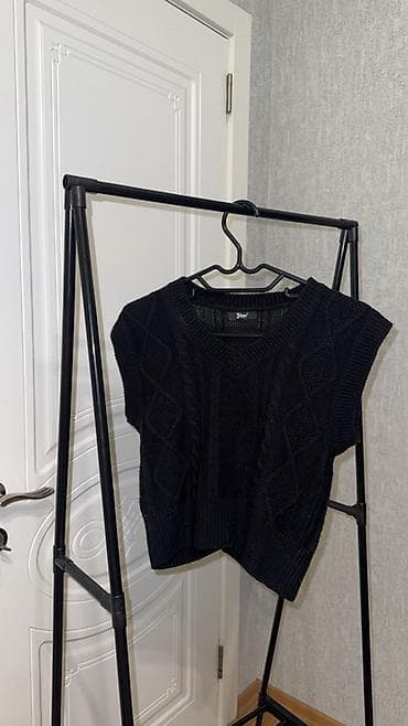deri jilet: Qara rəngli trikotaj sviter-vest - Model: qolsuz, V-yorğa yaxalı - — 1