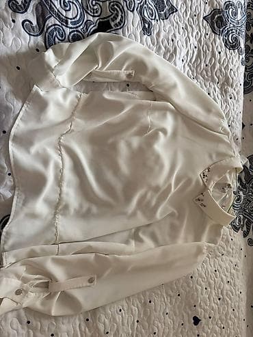 Svitşotlar: Ağ rəngli qadın koftası/bluz. - Yüksək yaxalı dizayn, asimmetrik — 1