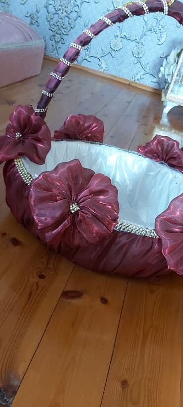 şirniyyat xoncaları: Toy Nişan ücün dekorativ bəzəkli səbət, krem rəngli atlas parça və ağ — 7