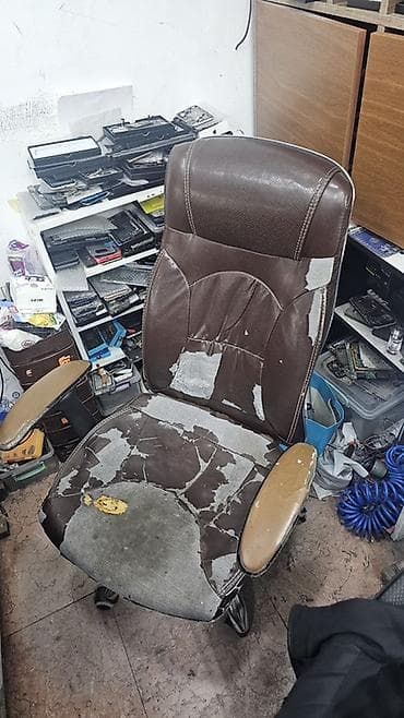 Офисные, игровые кресла: С колесиками, Рукояти не регулируются, Кожзаменитель — 1