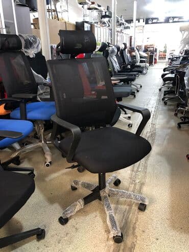 офисный стул: Новый, С колесиками, Рукояти регулируются, Ткань — 15