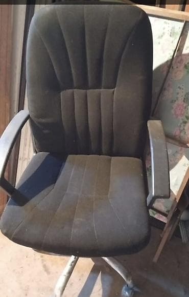 işlenmiş kreslo: Təkərli, Qolları tənzimlənmir, Parça — 1