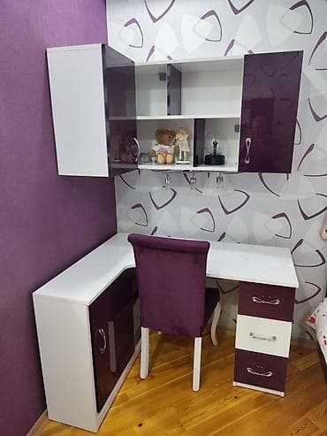 Bənövşəyi-ağ rəng kombinində künc iş masası və üst asma modul dolablar