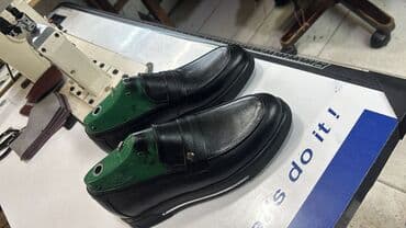 Qara dəri kişi mokasinləri - Klassik loafer dizaynı: üst hissədə