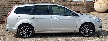 san disk: Ford Focus Wagon – gümüşü rəng, universał kuzov Xüsusiyyətlər: - — 3