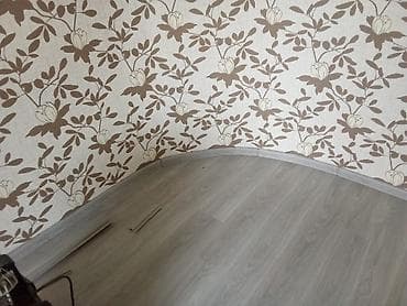 Müxtəlif rənglərdə və naxışlarda təqdim olunan laminat döşəmə. Asan