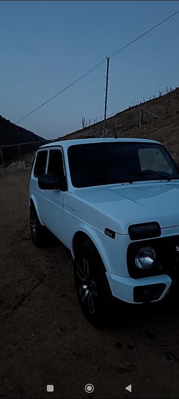 vaz 21006: Lada Niva Urban – ağ rəngli, 3 qapılı ofroud/SUV. Maşin bes kraskadı — 4