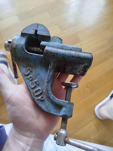Alətlər: Sovet istehsalı metal işləri üçün stolüstü vitse (model işarəsi — 4