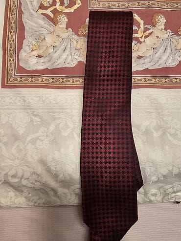 Bordo rəngli, qara naxışlı klassik qalstuk. - Rəng: dərin bordo