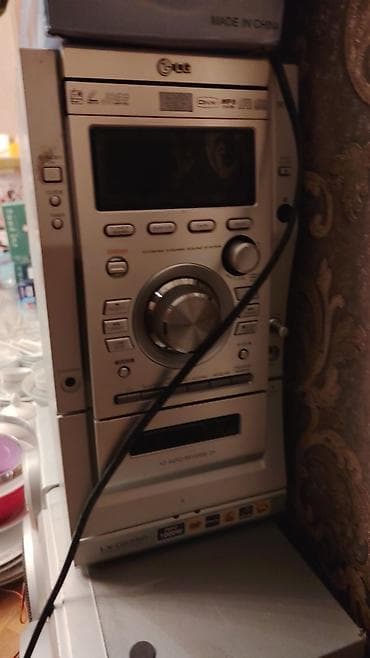 Музыкальные центры: LG mini musiqi mərkəzi və iki ədəd akustik kolonka - Marka/model: LG — 2