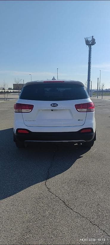 7 yerlik avtomobillər: Kia Sorento – ağ rəngli, şəhər və uzun məsafələr üçün geniş və rahat — 7