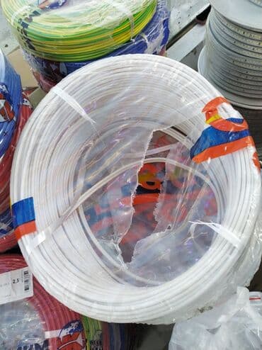 elektrik kabel: Ağ rəngli elektrik kabeli topası. Bu kabel, elektrik işləri üçün — 1