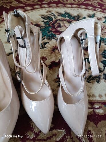 İkisi birlikdə 20 manat tək təkdə almaq olar.biri 37 ölçüdü biri 38