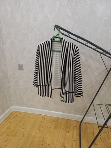 qadınlar üçün tvid jaketlər: Zolaqlı qadın blezeri – ON Fashion - Rəng: qara-ağ - Naxış: eninə və — 1